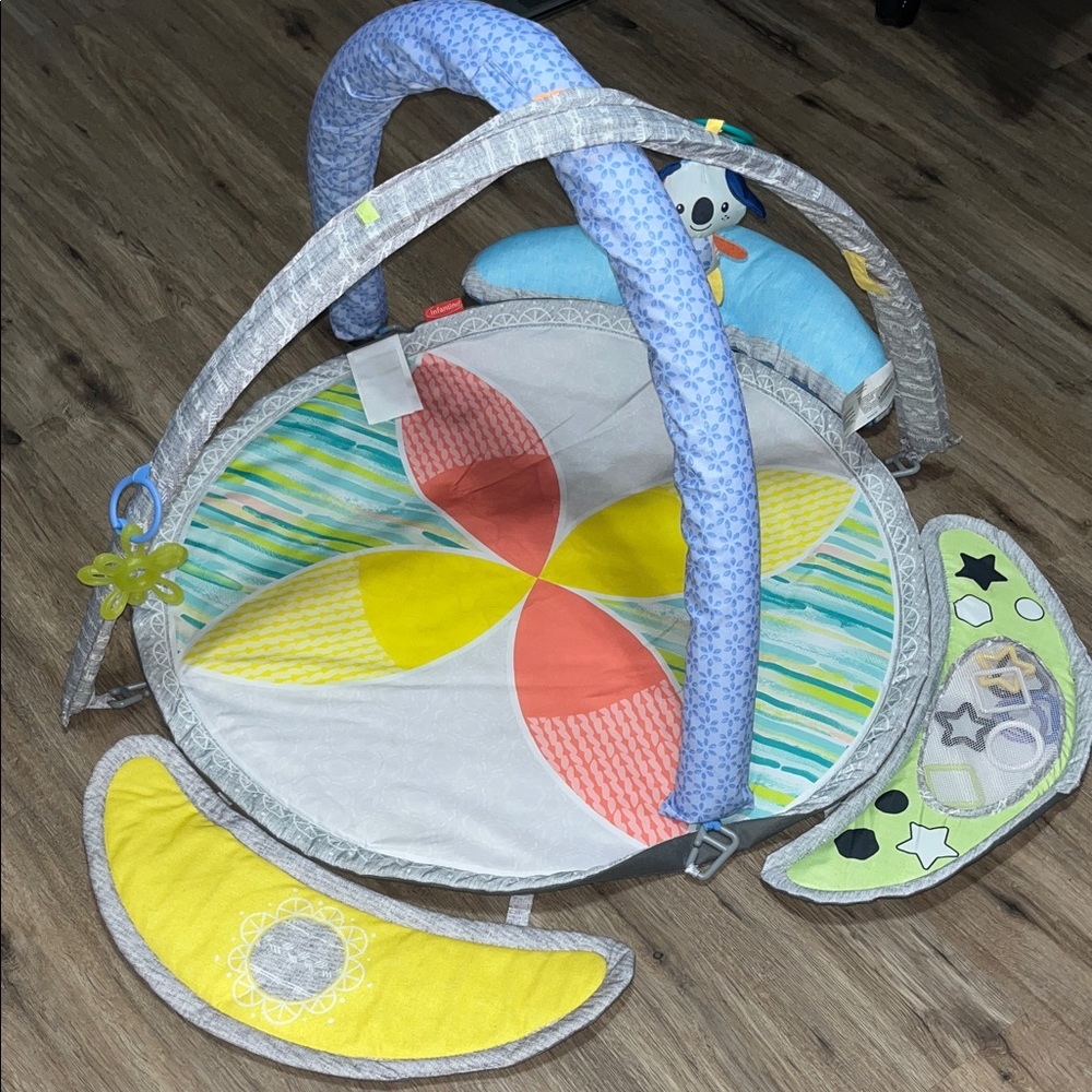 Infantino Baby Tummy Time Mat with 10 Toys in Great Condition